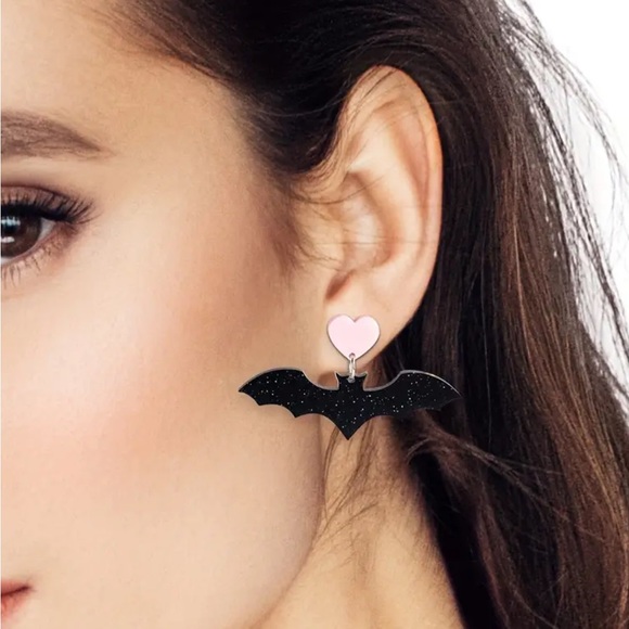 🎄3 for $23🎄Pink Heart Black Bat Earrings - Picture 2 of 3